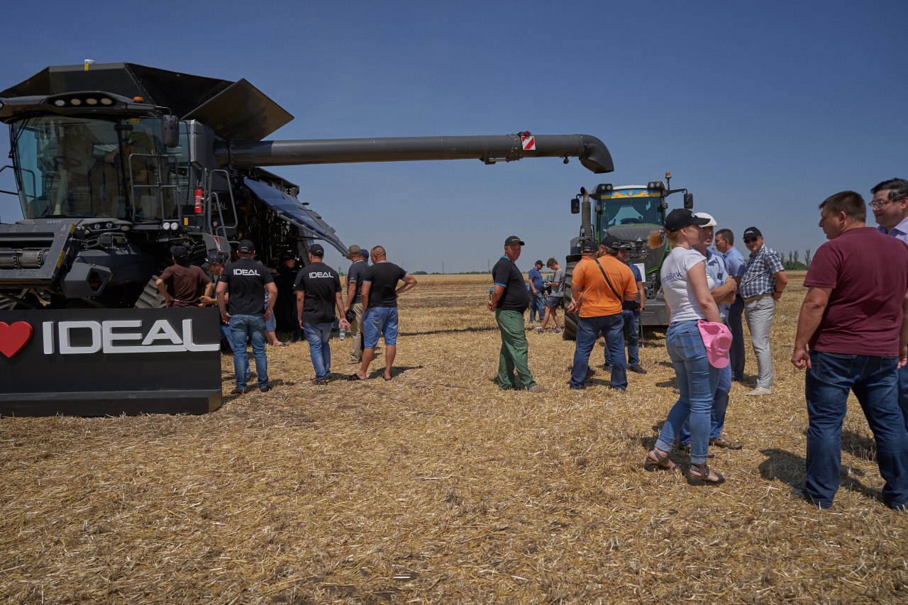 На початку липня аграрії Півдня та Сходу України стали свідками непересічної події: корпорація AGCO разом з компанією «Агроспейс» демонструвала на полях найкращий у світі комбайн Fendt IDEAL