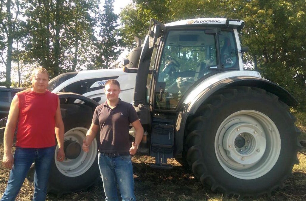 Вручение ключей от трактора Valtra, Донецкая область